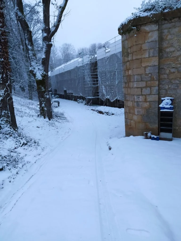 fort cote droit sous la neige