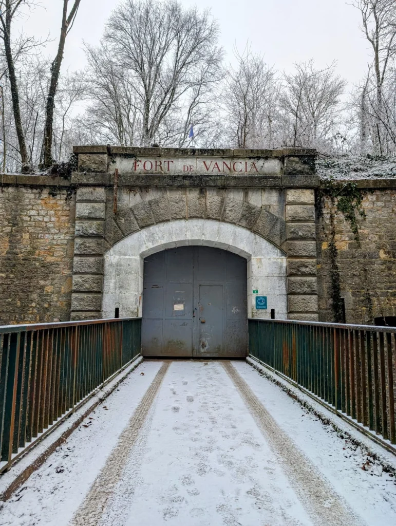 entree fort de vancia sous la neige